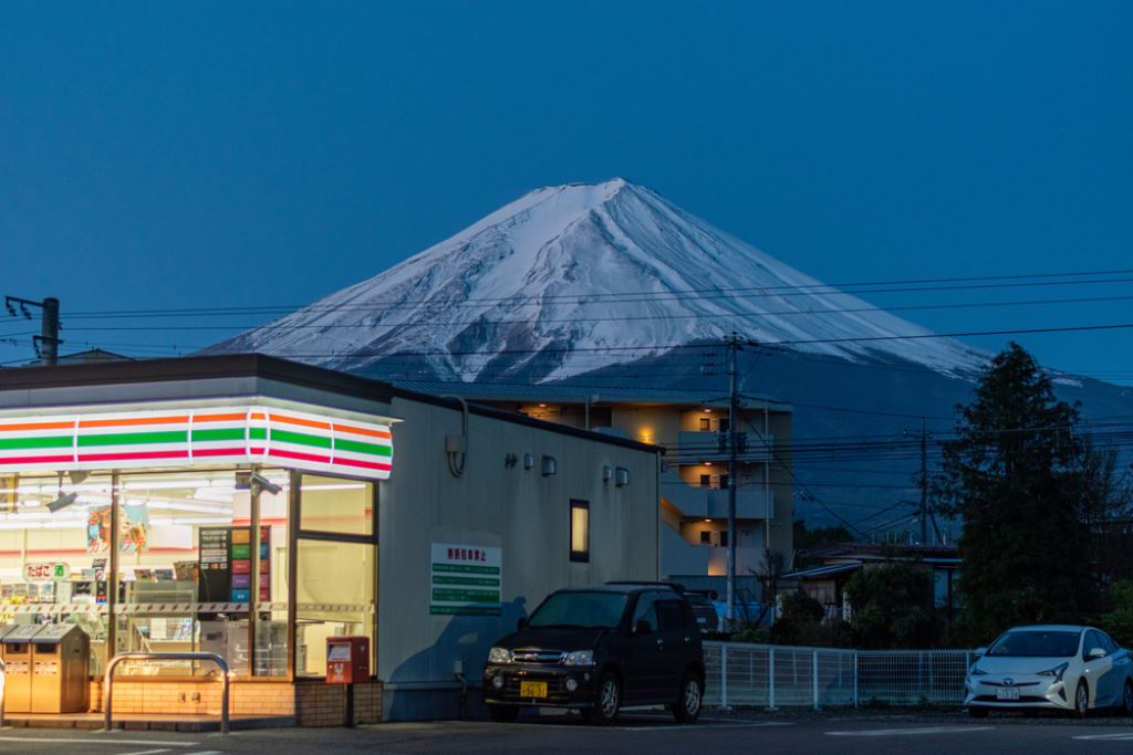 This image has an empty alt attribute; its file name is Japanese-convenience-stores_405690394_S.jpg